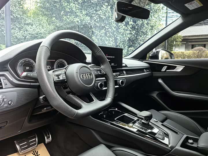 Фото 8 - Audi A4L