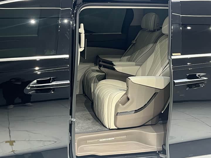 Фото 12 - Denza D9