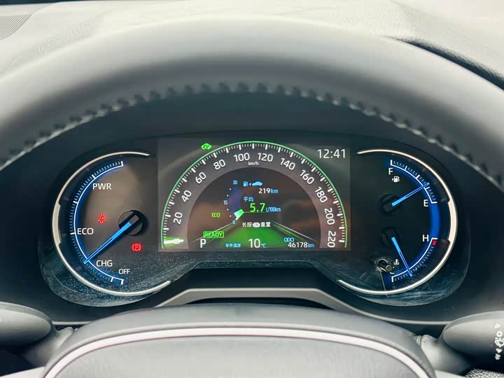 Фото 10 - Toyota RAV4