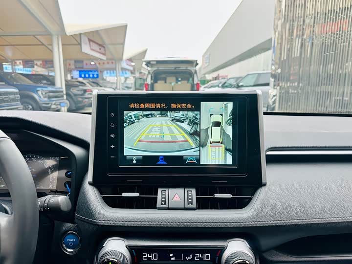 Фото 11 - Toyota RAV4