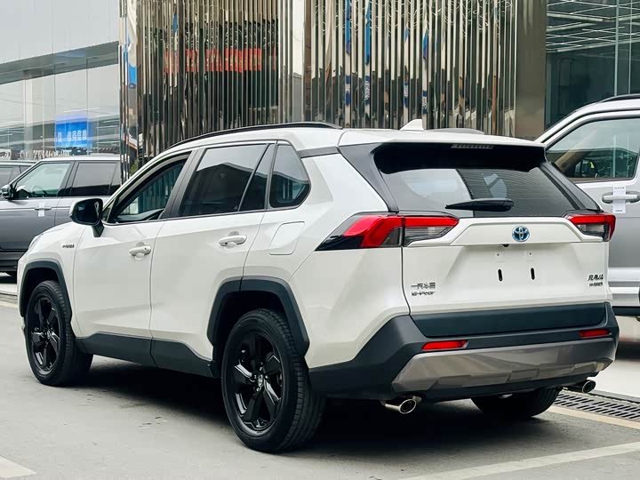 Фото 4 - Toyota RAV4