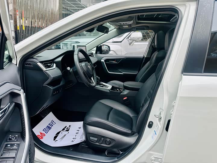 Фото 5 - Toyota RAV4