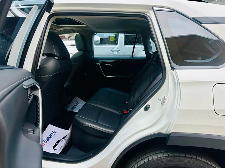 Фото 7 - Toyota RAV4