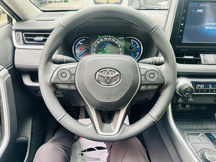 Фото 8 - Toyota RAV4