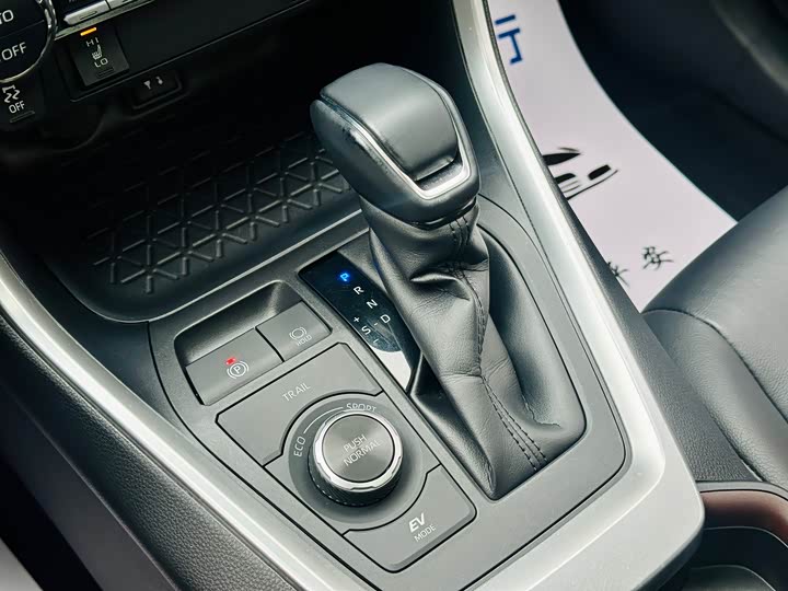 Фото 9 - Toyota RAV4