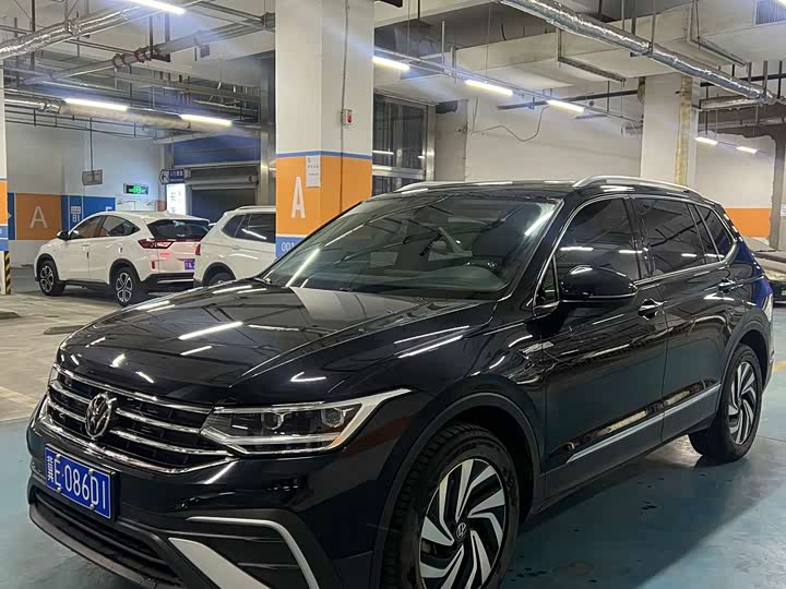 Фото 1 - Volkswagen Tiguan L Pro