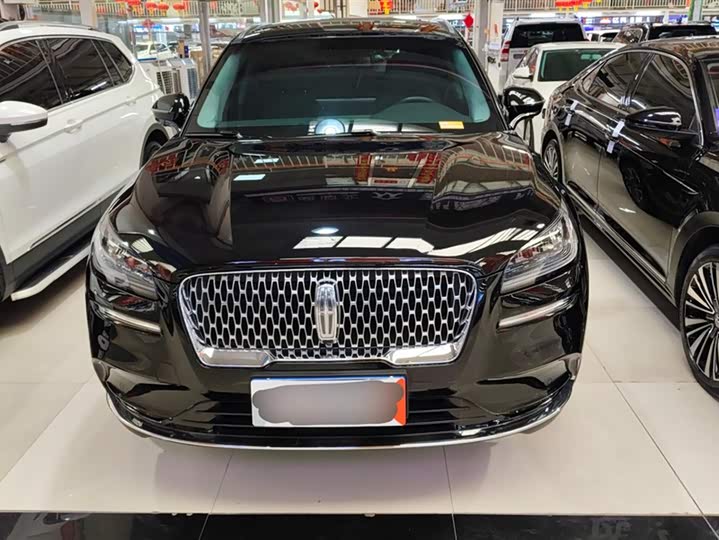 Фото 2 - Lincoln Corsair