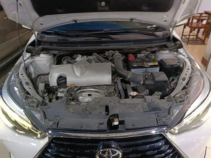 Фото 10 - Toyota Yaris L Hatchback