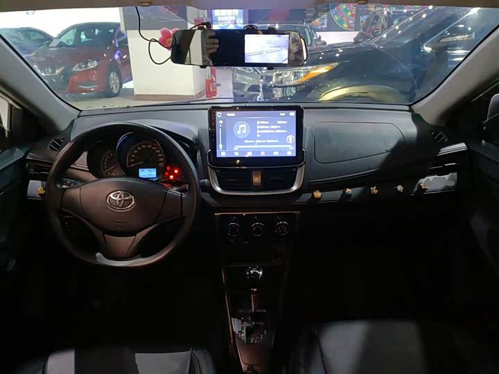 Фото 12 - Toyota Yaris L Hatchback