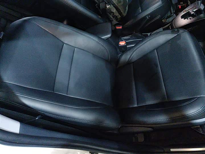 Фото 17 - Toyota Yaris L Hatchback