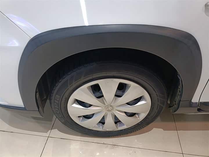 Фото 25 - Toyota Yaris L Hatchback