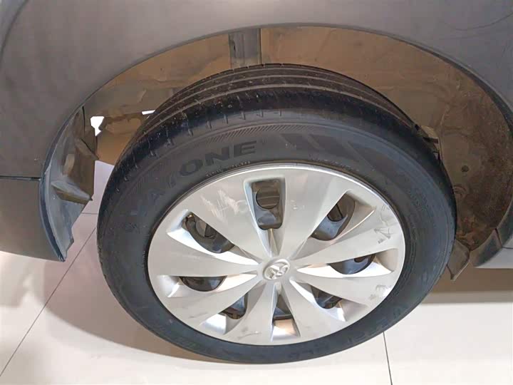 Фото 26 - Toyota Yaris L Hatchback