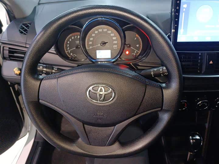 Фото 3 - Toyota Yaris L Hatchback