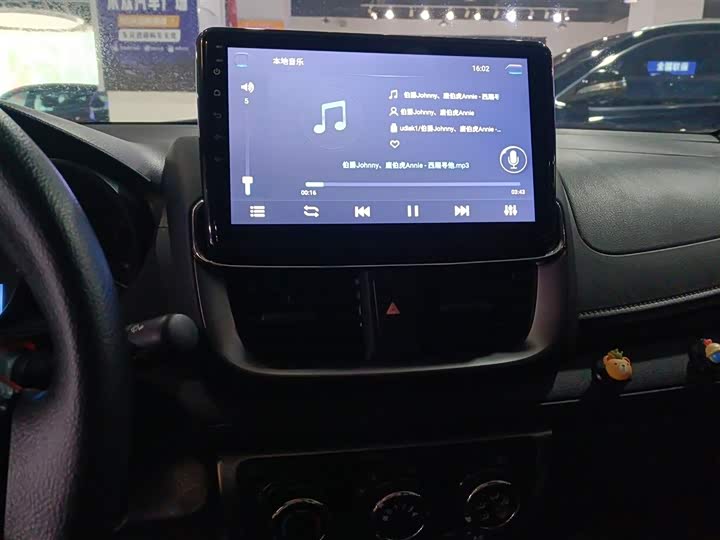 Фото 5 - Toyota Yaris L Hatchback