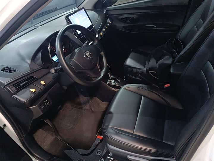 Фото 7 - Toyota Yaris L Hatchback