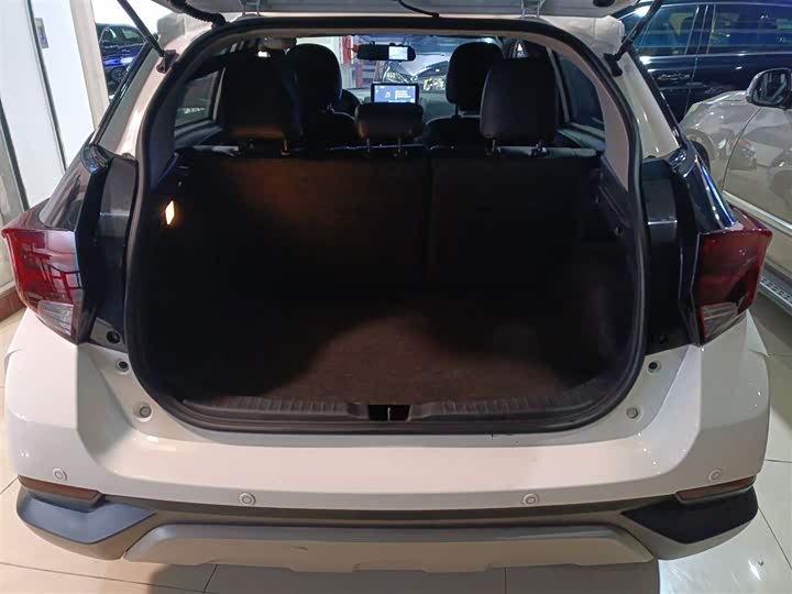 Фото 9 - Toyota Yaris L Hatchback