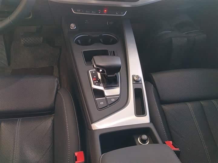 Фото 14 - Audi A4L