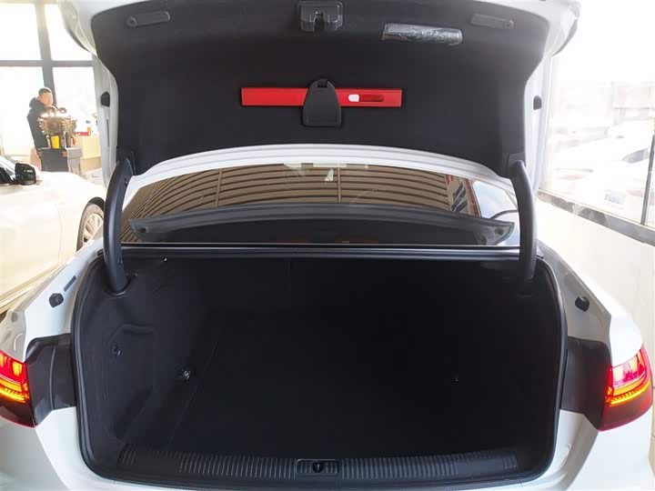 Фото 19 - Audi A4L