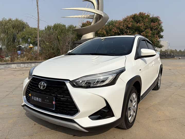 Фото 1 - Toyota Yaris L Hatchback