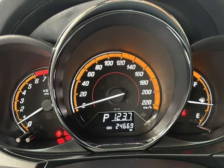 Фото 11 - Toyota Yaris L Hatchback