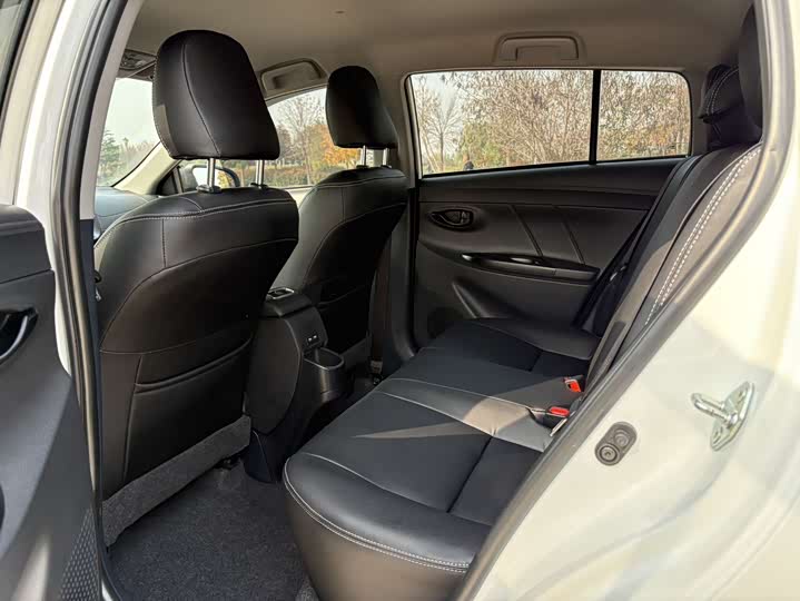 Фото 13 - Toyota Yaris L Hatchback