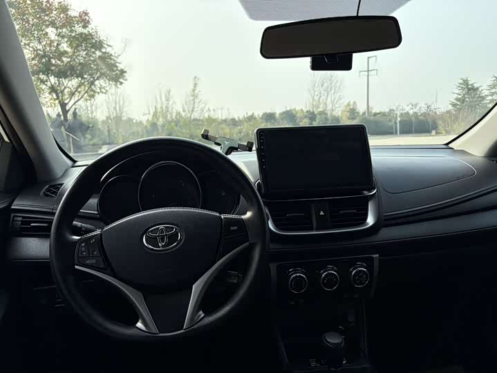 Фото 15 - Toyota Yaris L Hatchback