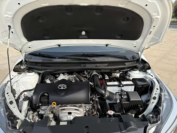 Фото 17 - Toyota Yaris L Hatchback