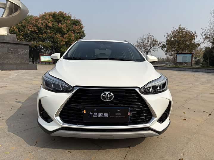 Фото 2 - Toyota Yaris L Hatchback