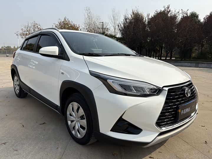 Фото 3 - Toyota Yaris L Hatchback