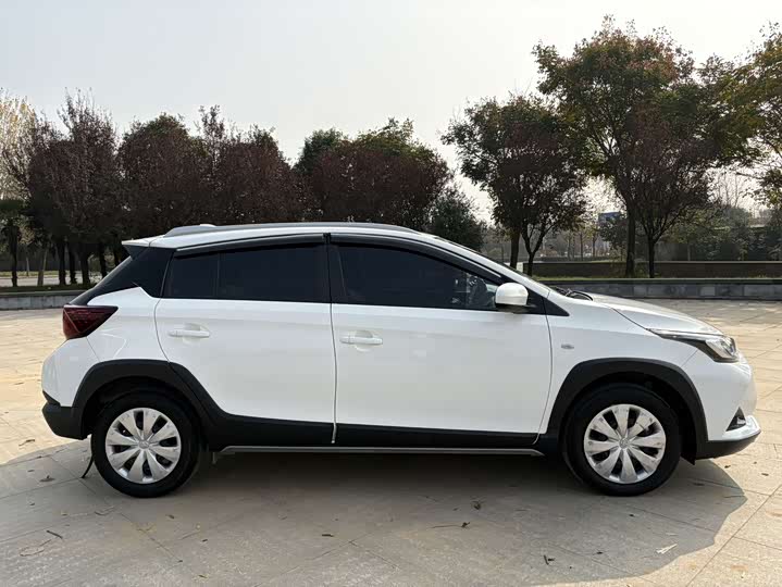 Фото 4 - Toyota Yaris L Hatchback