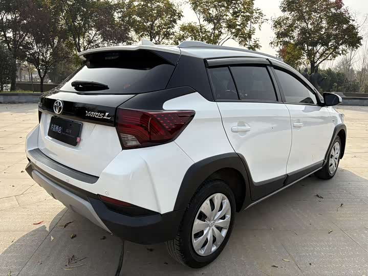 Фото 5 - Toyota Yaris L Hatchback