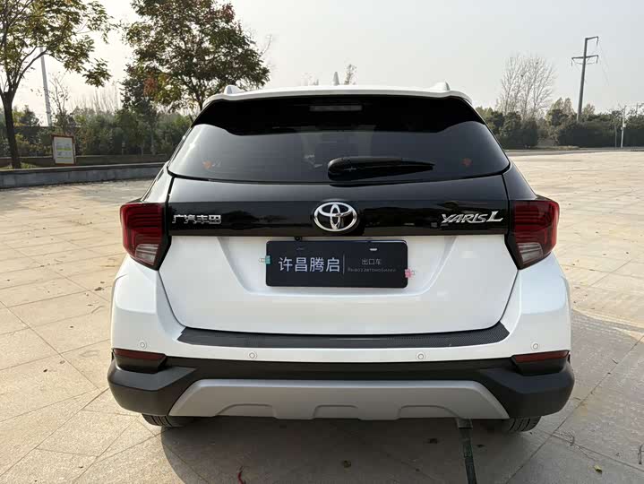 Фото 6 - Toyota Yaris L Hatchback