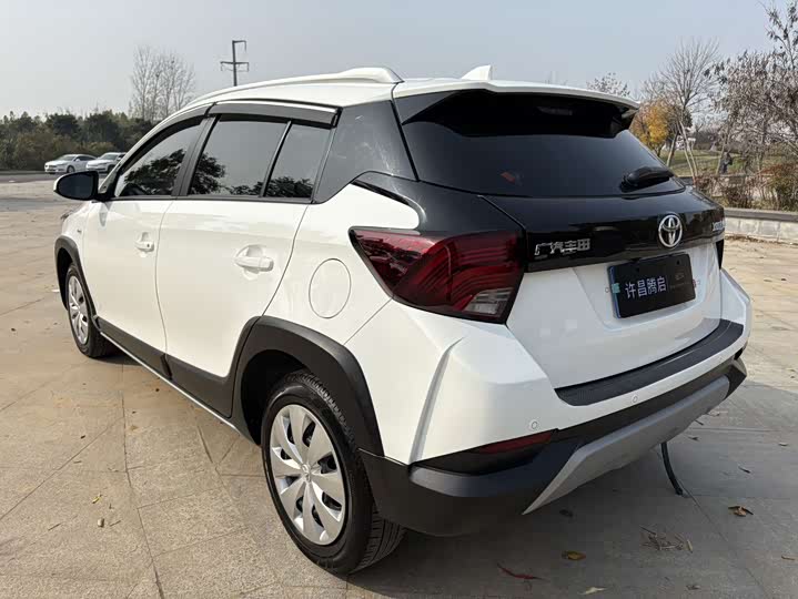 Фото 7 - Toyota Yaris L Hatchback