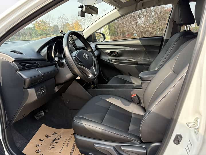 Фото 9 - Toyota Yaris L Hatchback