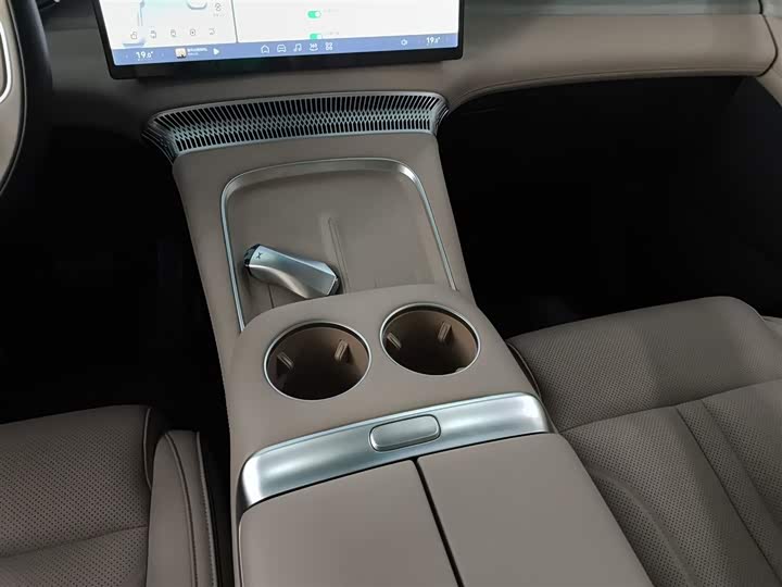 Фото 14 - XPeng X9