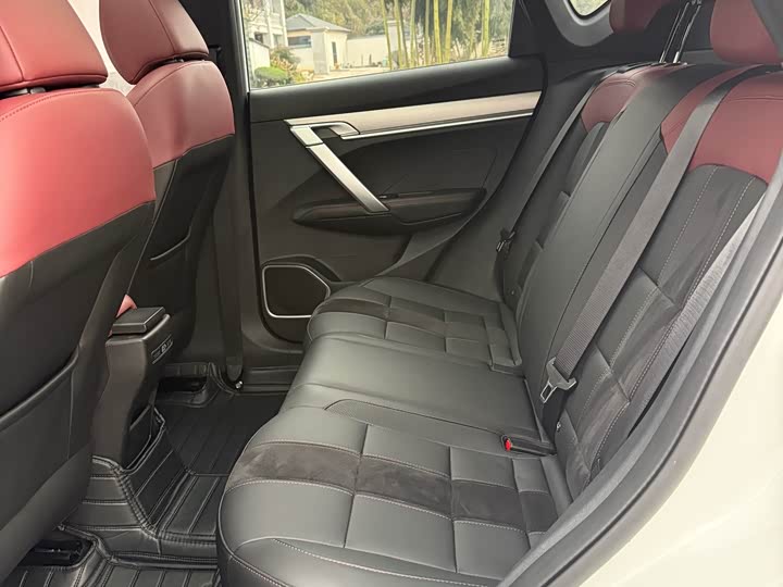 Фото 10 - Geely Coolray Hybrid