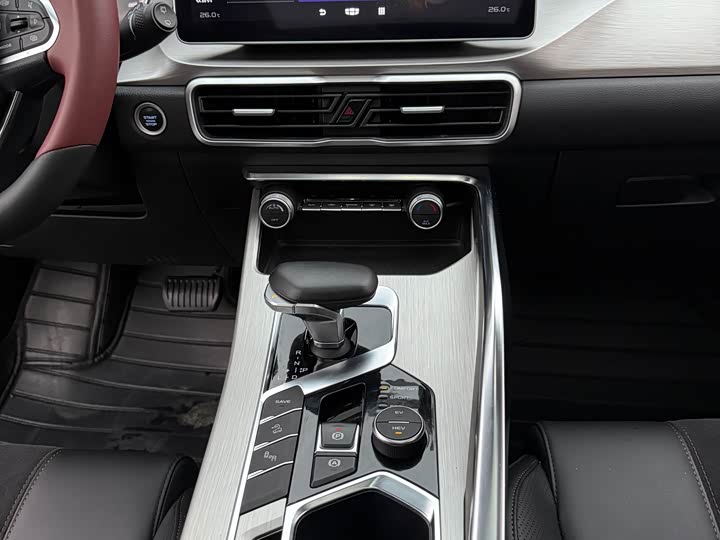 Фото 11 - Geely Coolray Hybrid