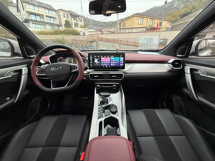 Фото 12 - Geely Coolray Hybrid