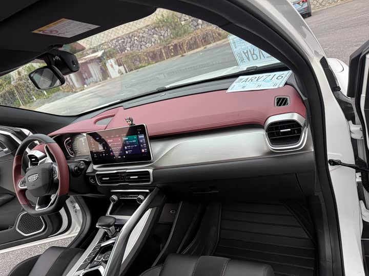 Фото 13 - Geely Coolray Hybrid