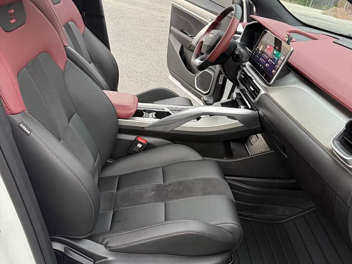 Фото 15 - Geely Coolray Hybrid