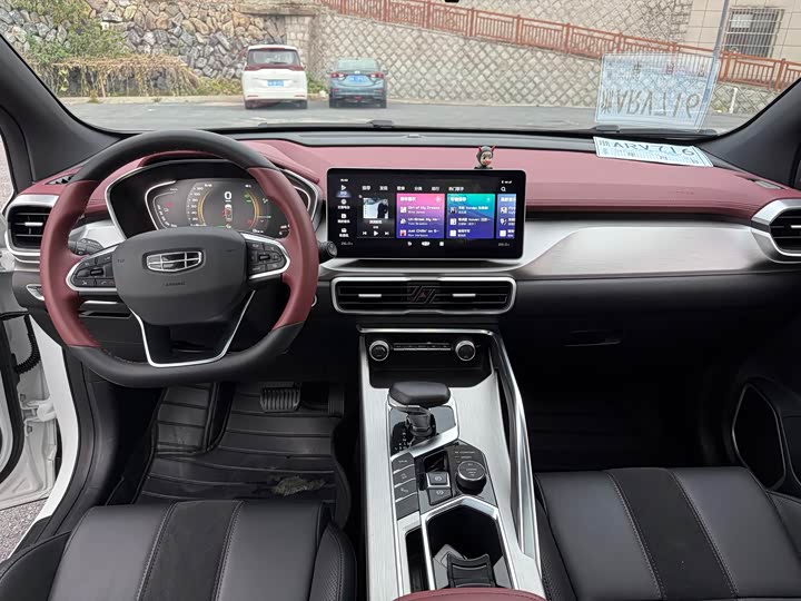 Фото 8 - Geely Coolray Hybrid