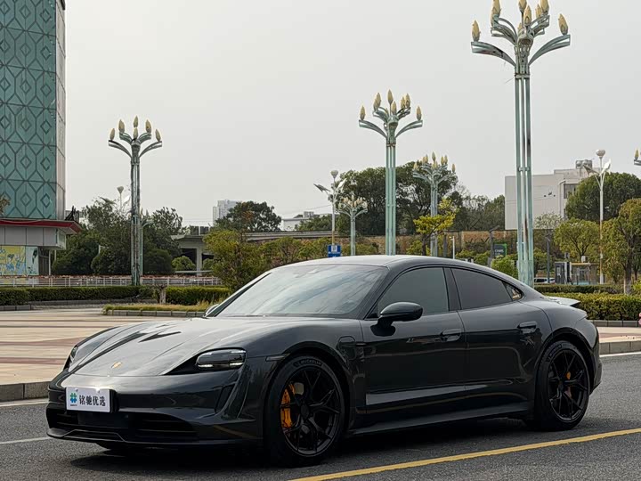 Фото 1 - Porsche Taycan