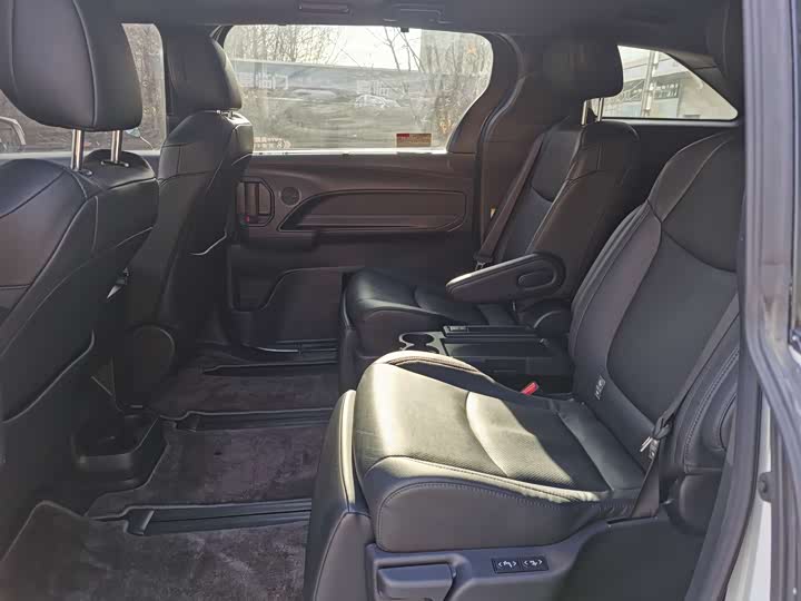 Фото 5 - Toyota Sienna