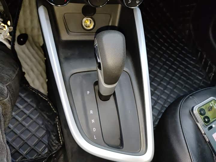 Фото 14 - Chevrolet Onix (Cavalier)