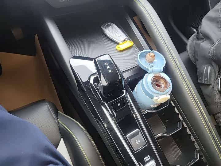 Фото 14 - Geely Coolray