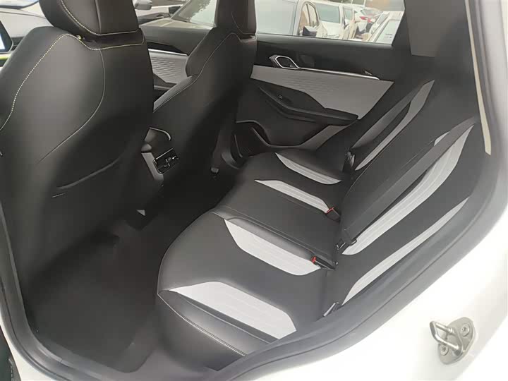 Фото 17 - Geely Coolray