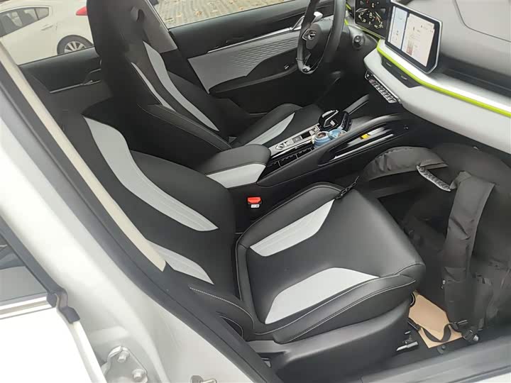 Фото 25 - Geely Coolray