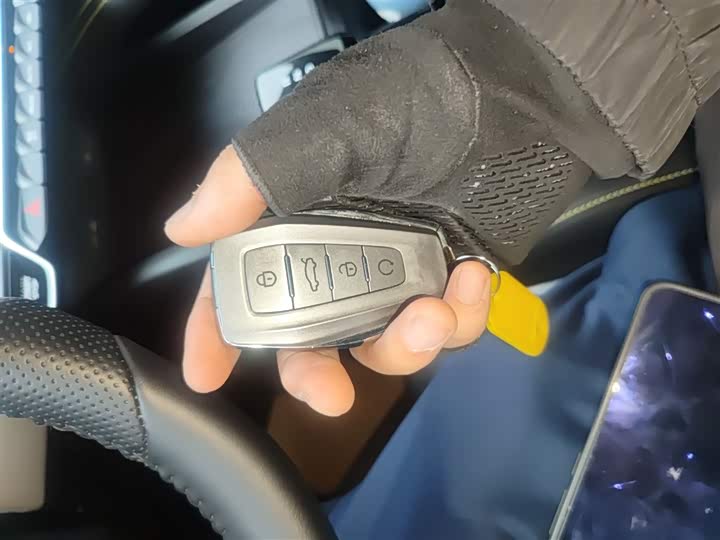 Фото 9 - Geely Coolray