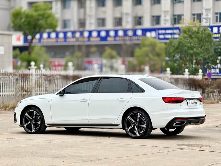 Фото 12 - Audi A4L