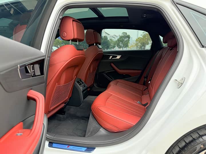 Фото 15 - Audi A4L